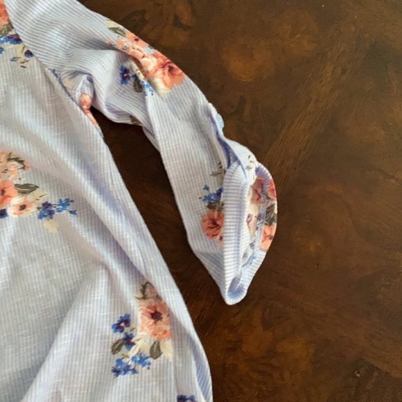 Floral print blouse with tie knot front. - Picture 3 of 9